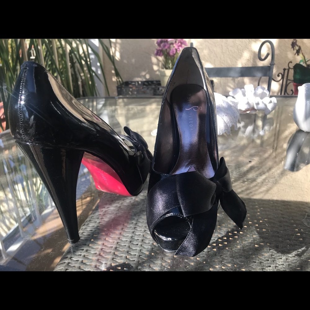 Paris Hilton black pumps